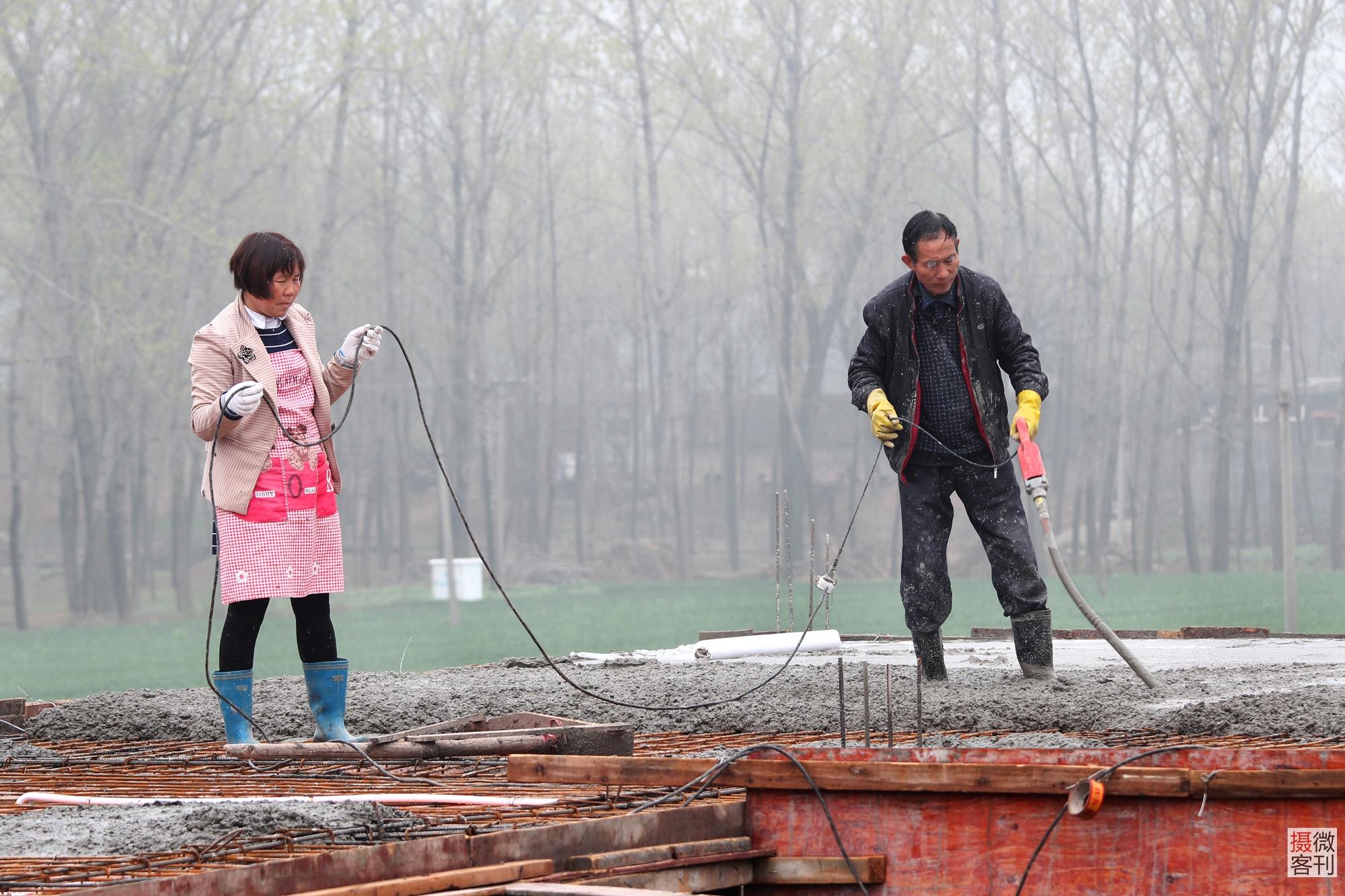 河南乡村泥瓦匠多是老人妇女管饭就给乡亲盖房