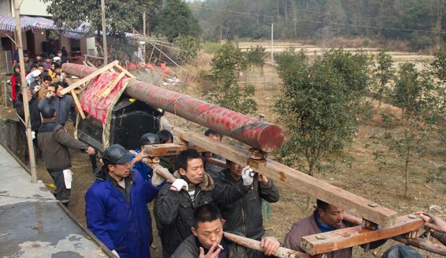 黄鼠狼偷鸡,老人不怪反而养育它六个孩子,百岁后全村人为她发丧