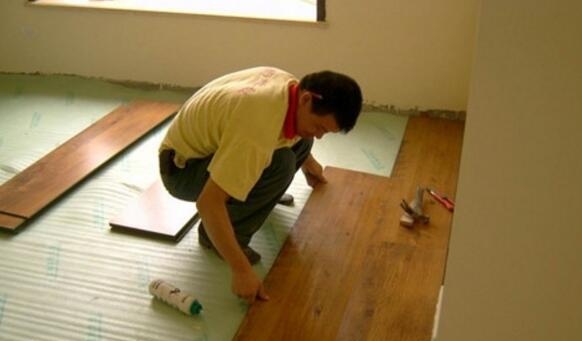 新房装修地板是实木地板好还是强化地板?听师傅说完,后悔装早了