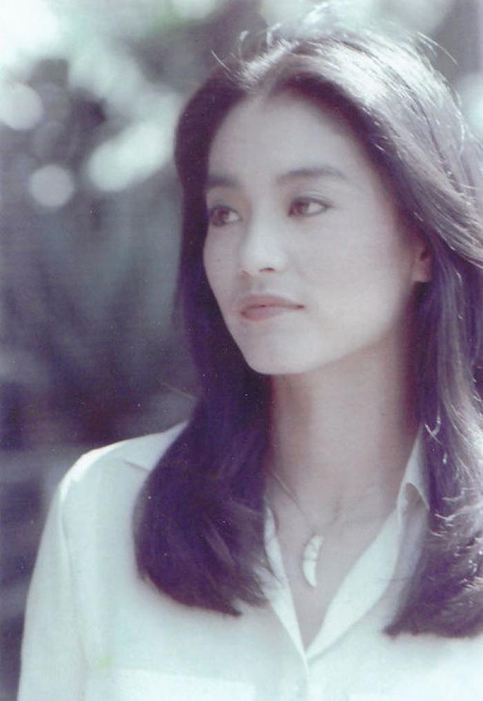 62岁林青霞乌镇闲逛,回眸的那一刻太美了