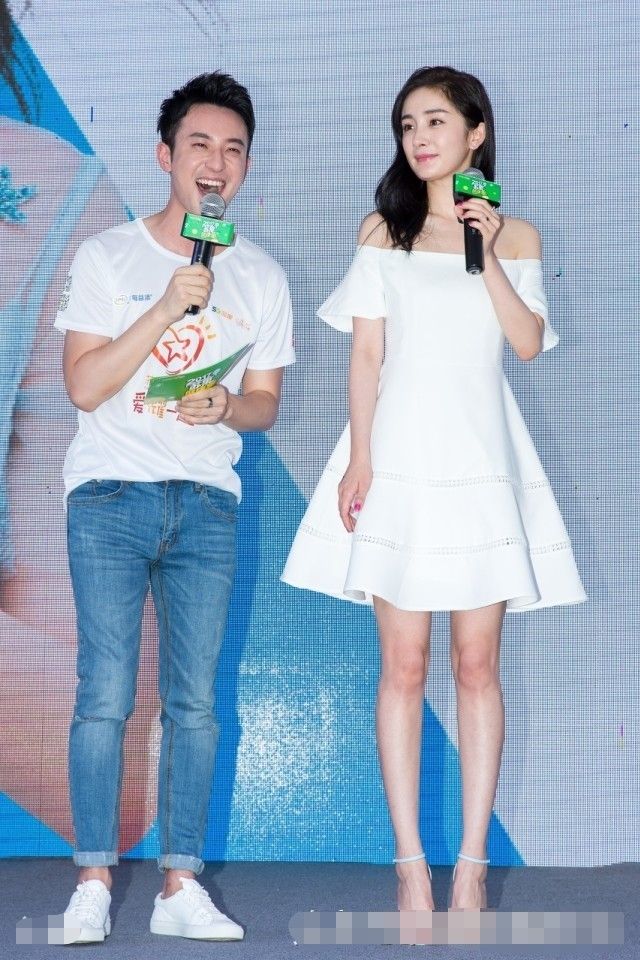 杨幂阮经天出席活动,杨幂瘦到青筋曝起,网友:跟