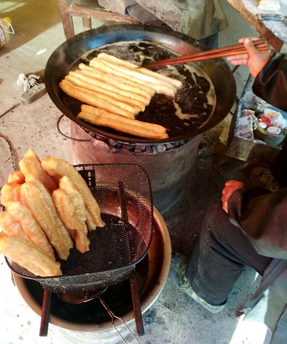 要想丰盛一点,就来碗豆浆或豆腐脑,早饭就这么省事,在乡村街头,炸油条