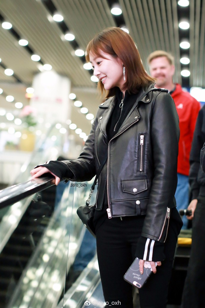 李纯皮衣搭配紧身裤现身机场肤白貌美,网友:羡慕这腿又长又细