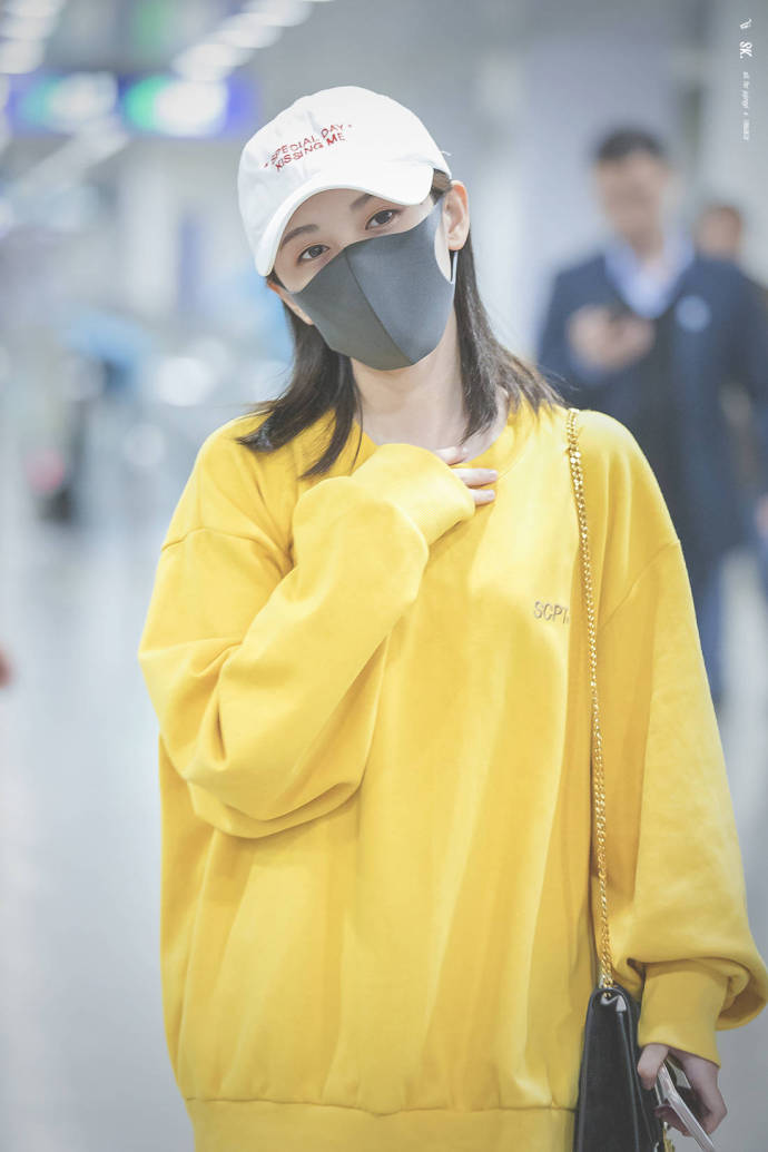 四千年第一美女鞠婧祎现身机场,黄色卫衣活泼俏皮,超吸睛