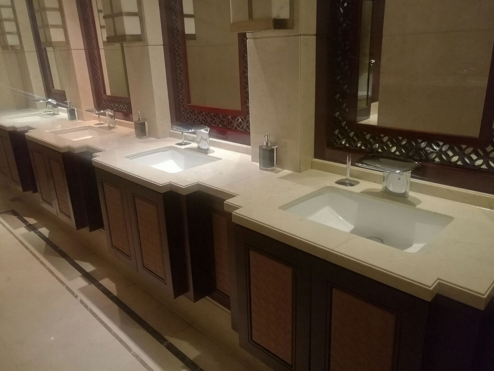 五星级宾馆的厕所是这个样子的啊 最奇怪冲水池的水像瀑布一样_新浪