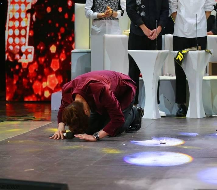 唯一知道感恩中国人的韩国艺人临走时下跪中国粉丝可以的