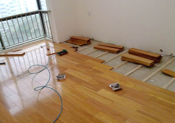 以为这个师傅不专业,铺完地板工人多做一步工序,业主感动了