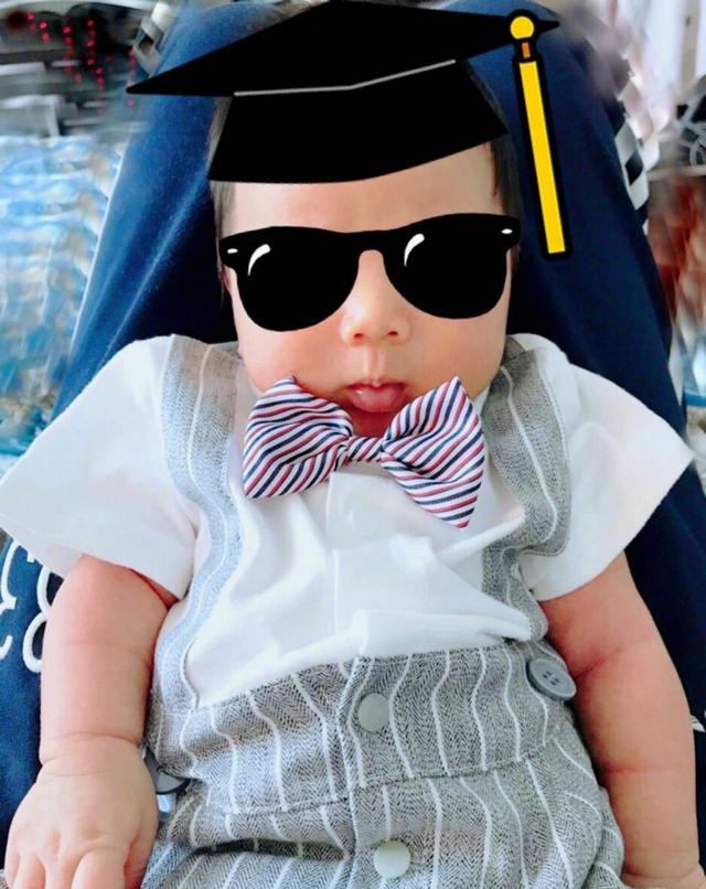 胡杏儿深夜晒儿子满月照，穿着西装的Brendan好酷！