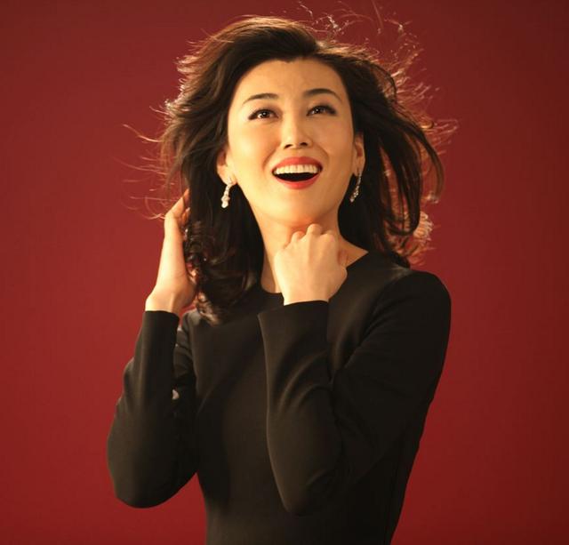 央视主播李红近照,气质不输董卿,出道16年零绯闻,至今38岁未婚