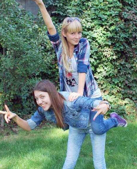 的错位图:第二个这位大哥是吃坏肚子,拉肚子了