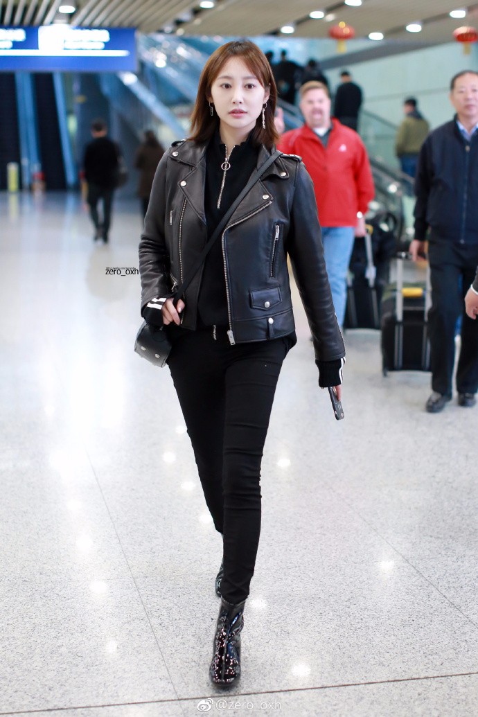 李纯皮衣搭配紧身裤现身机场肤白貌美,网友:羡慕这腿又长又细