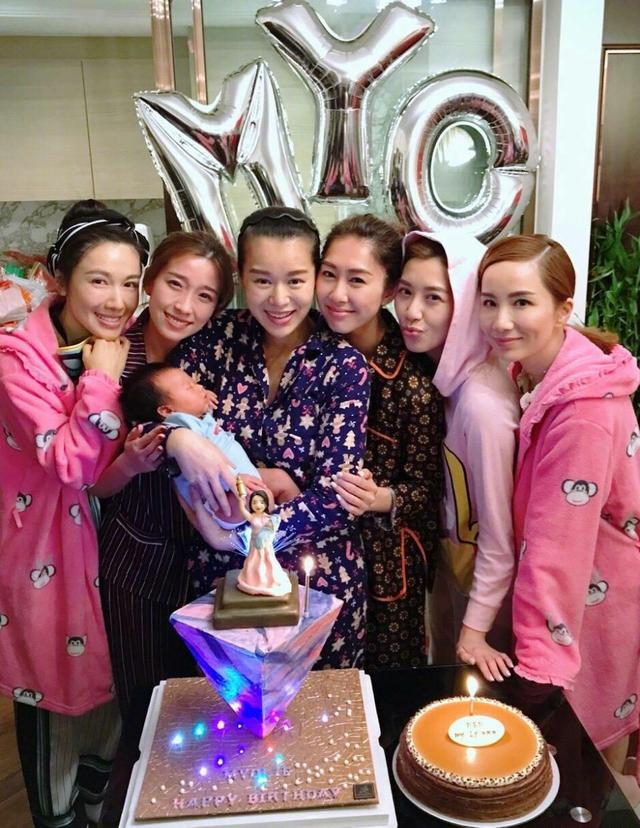 胡杏儿晒儿子满月照 穿西装戴墨镜超酷