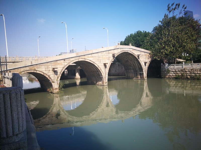 这座桥是苏州唯一五个桥洞石拱桥曾是苏州城唯一的东南屏障