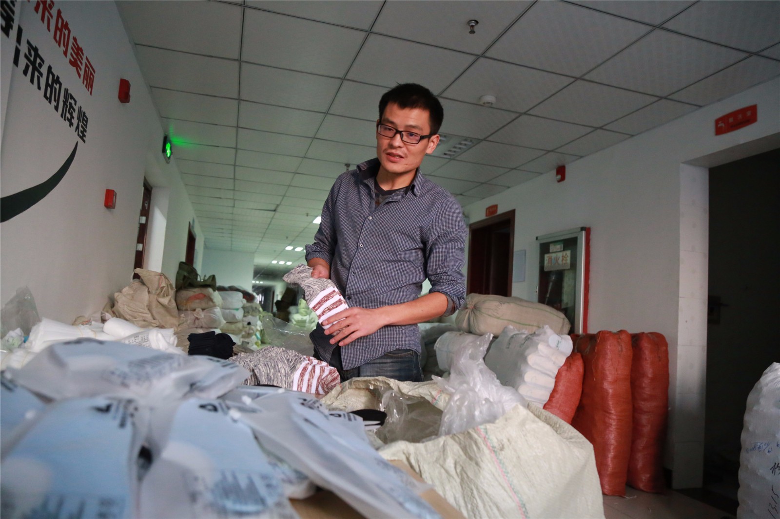 "袜子哥"备70万双袜子迎战双11 睡走廊日休息4小时