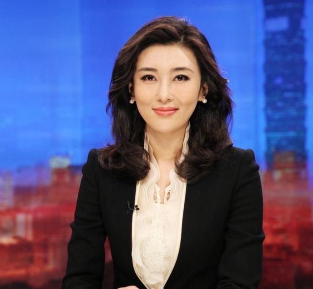 央视主播李红近照,气质不输董卿,出道16年零绯闻,至今38岁未婚