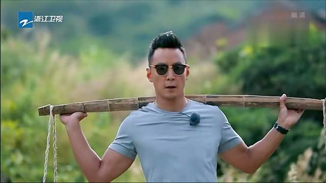 吴彦祖开挖掘机工作搬砖干活,再次证明帅的人怎么样都帅!