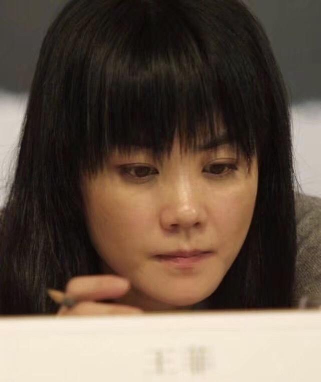 王菲13年前素颜照:披肩长发齐眉刘海黝黑皮肤,颜值不及张柏芝