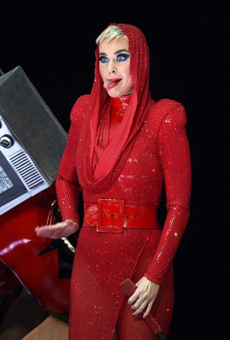 水果姐全身红装卖力演出,表情与妆容让人惊艳不已