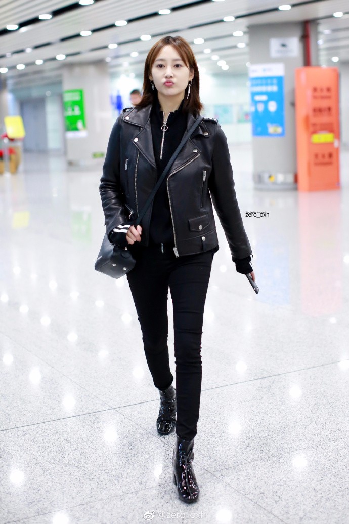 李纯皮衣搭配紧身裤现身机场肤白貌美,网友:羡慕这腿又长又细