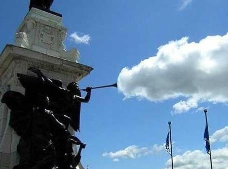 的错位图:第二个这位大哥是吃坏肚子,拉肚子了