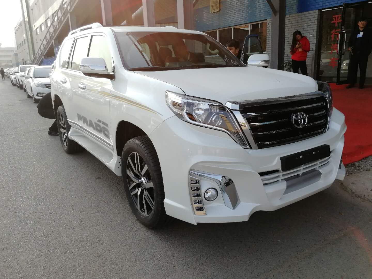 2017款中东版霸道4000改装升级酷路泽前脸