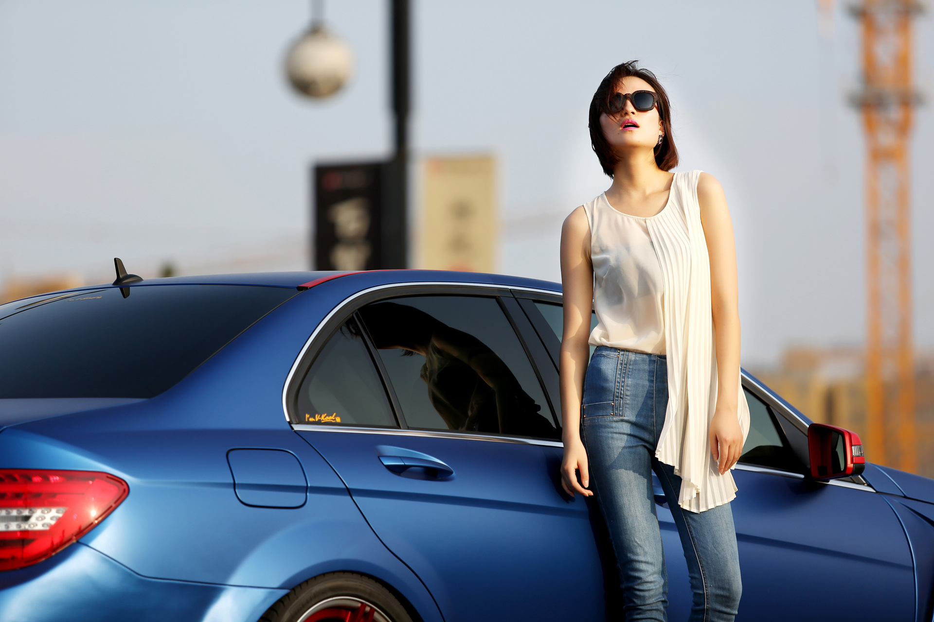 摩登时尚女郎用知性气质诠释改装生活