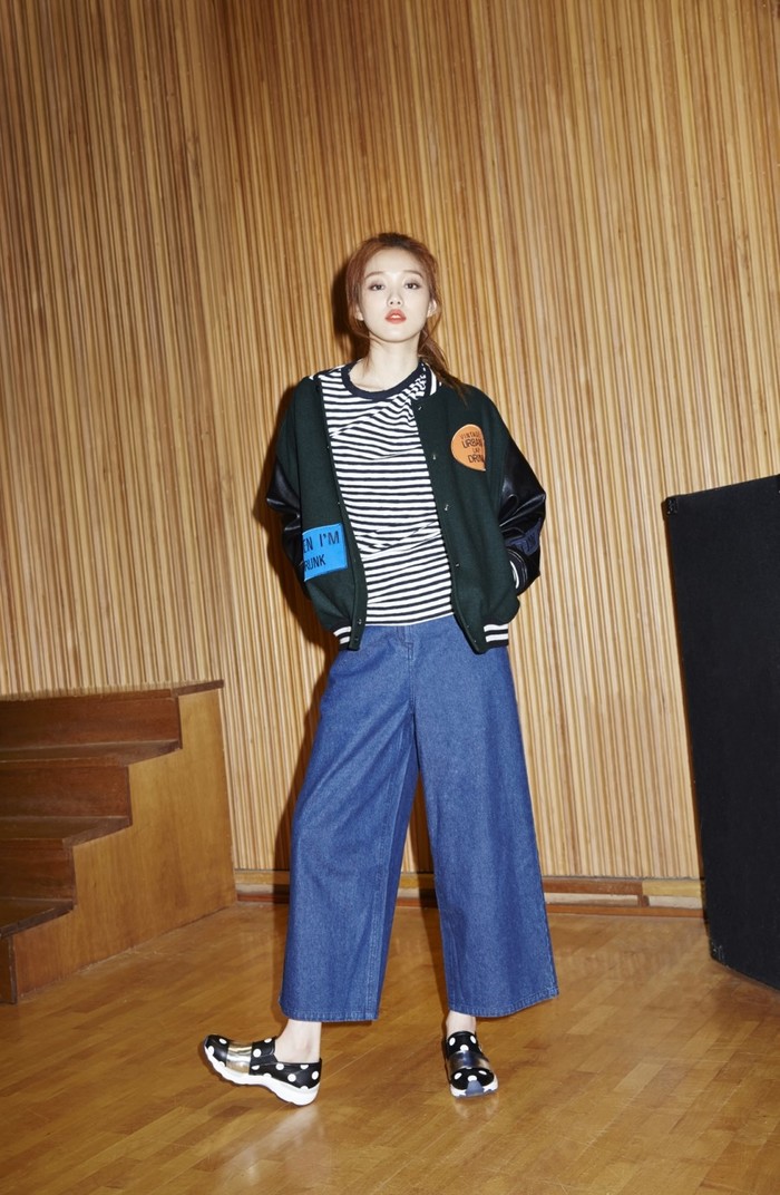 李圣经驼色大衣搭配格子裙现身机场,造型抢眼超美