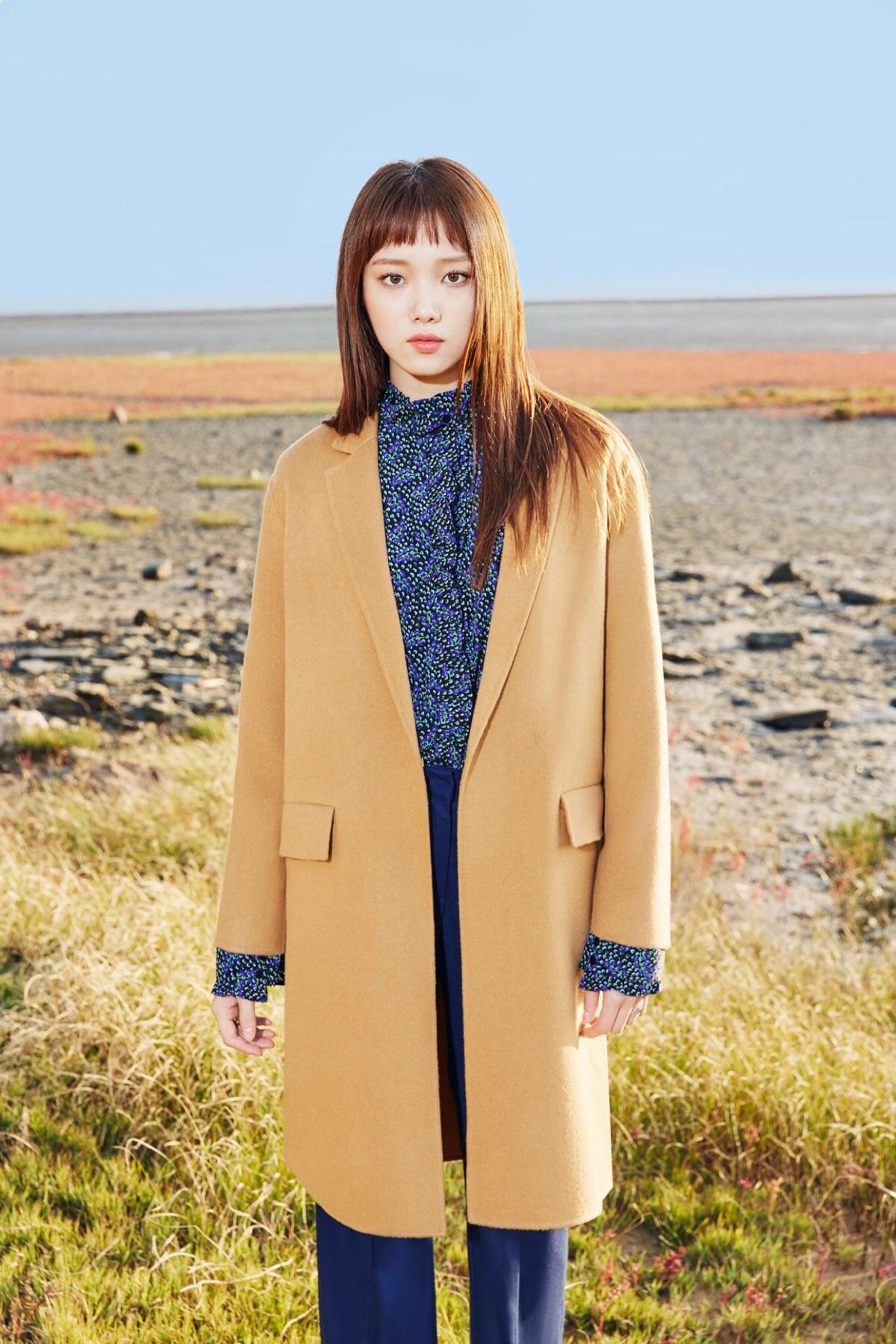 李圣经驼色大衣搭配格子裙现身机场,造型抢眼超美