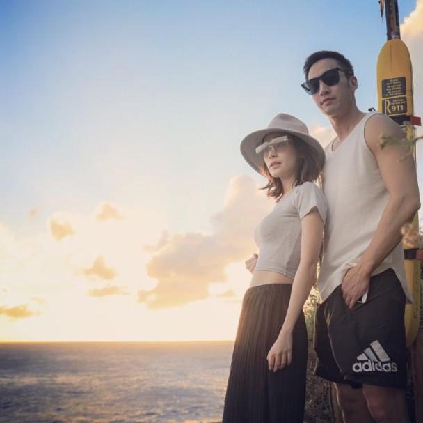 阿娇首晒与男友合照站在大海边轻揽对方腰网友要狠狠幸福哦
