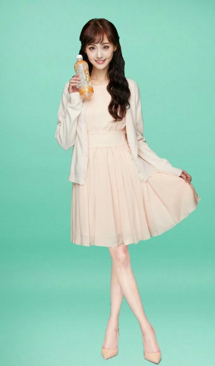 郑爽身穿白色短裙清纯甜美,可却被大9岁的陈意涵比下去了