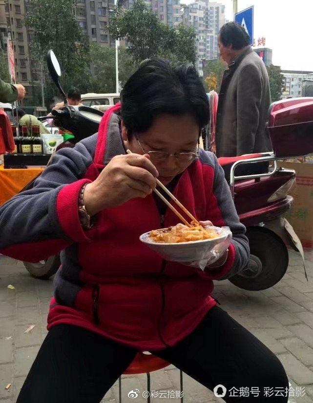 (来自:彩云拾影)武大姐说:两个女儿都在上大学,正是花钱的时候,家里