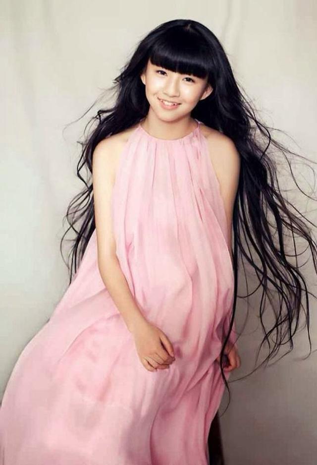 画家杨丽梅之女;舞蹈艺术家杨丽萍的外甥女.