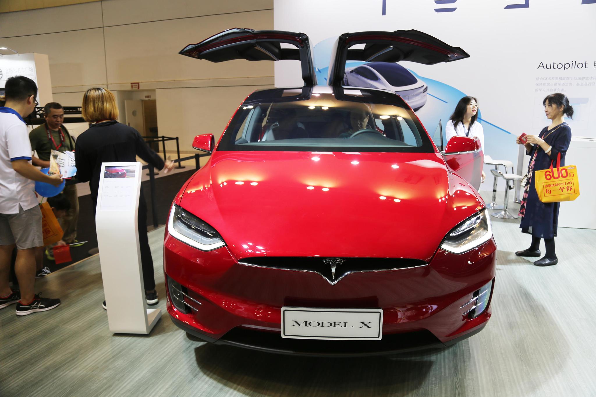 特斯拉model x,百万级别高性能豪华电动suv,车展实拍!