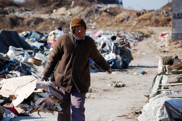 富儿子争拾荒母亲房产,穷女儿一心料理后事反得巨款
