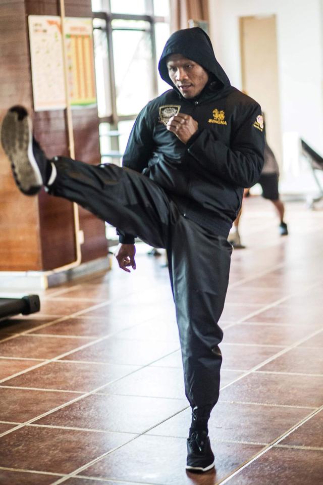 同样相当精湛,他曾依靠水银泻地的组合拳打败了中国搏击新锐刘海南