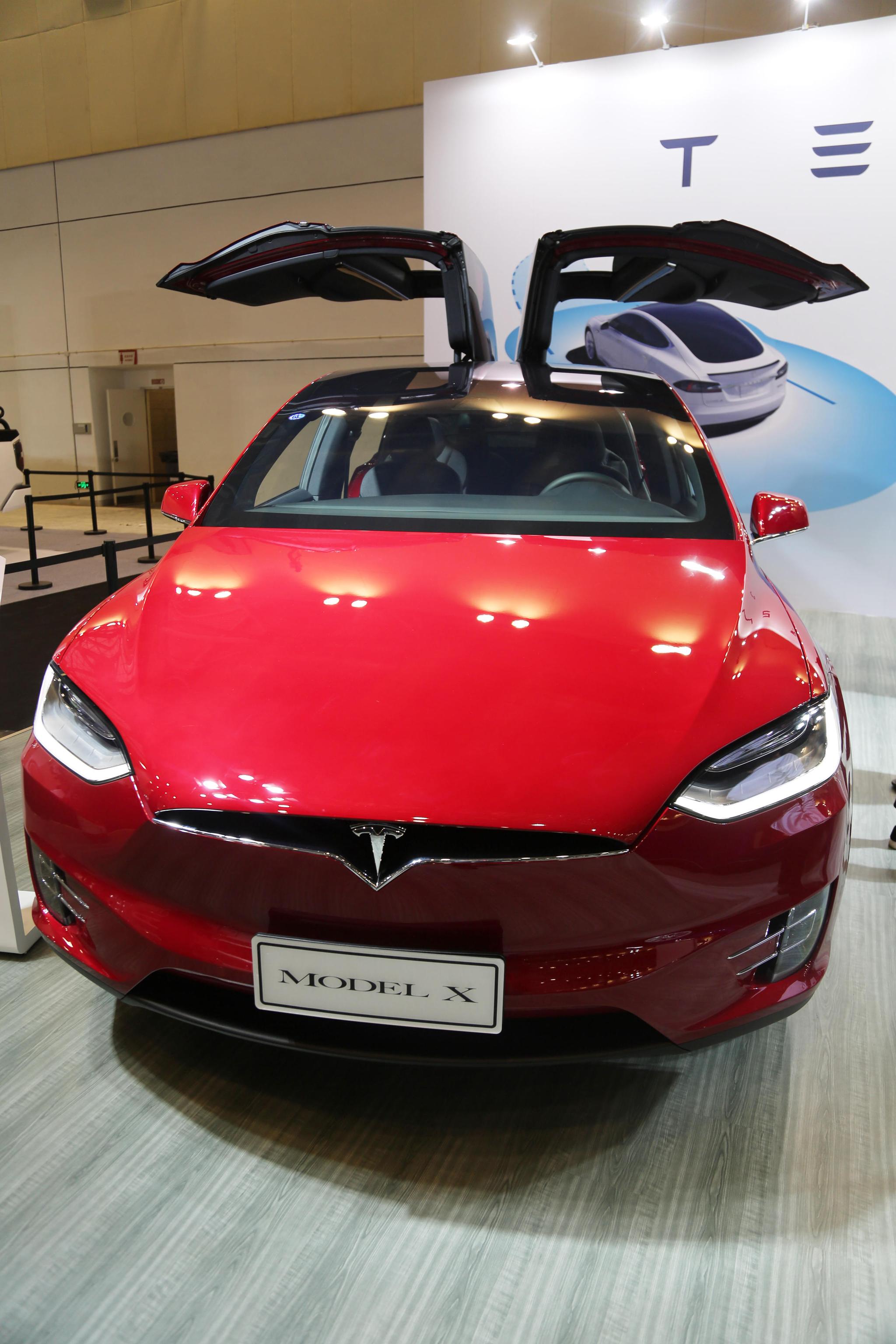 特斯拉model x,百万级别高性能豪华电动suv,车展实拍!