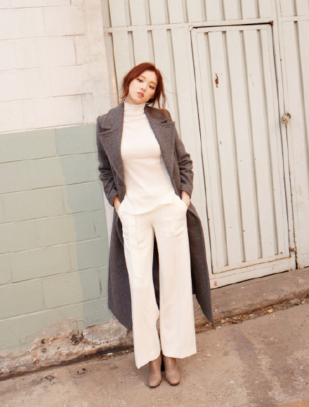 李圣经驼色大衣搭配格子裙现身机场,造型抢眼超美