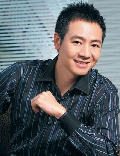 他叫梁永斌,曾是儿时最喜欢的节目主持人,也是每天放了学晚上守在电视