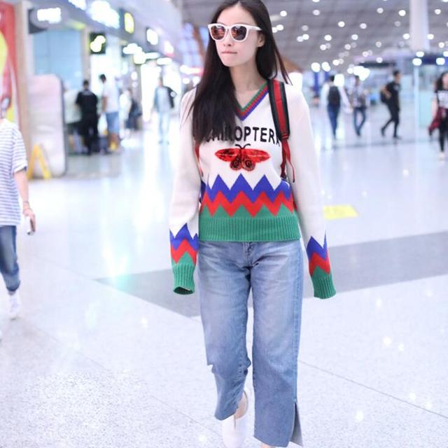 蒋丽莎晒一家五口照,身穿的裤子却亮了,网友:这腿也太长了吧|牛仔裤