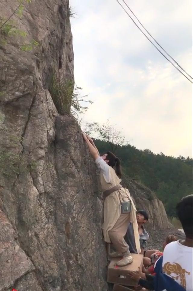 跌落悬崖的戏原来是这样拍的,看的我好尴尬