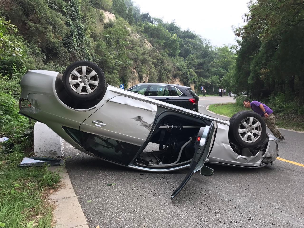 剧组用奥迪直接玩翻车-新浪汽车