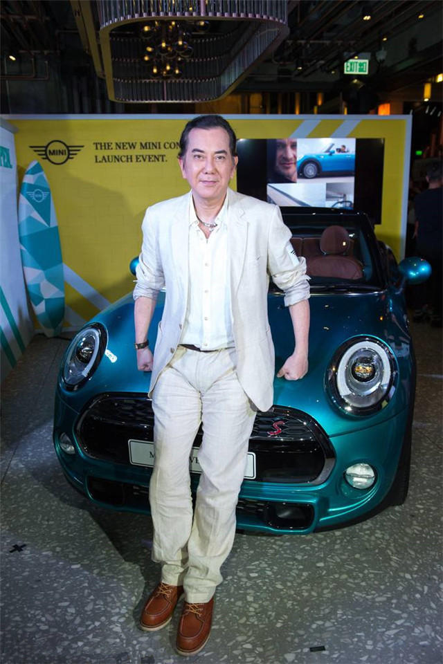 年轻时在拍摄影视剧《古惑仔》时,黄秋生饰演的角色都是非常邋遢的