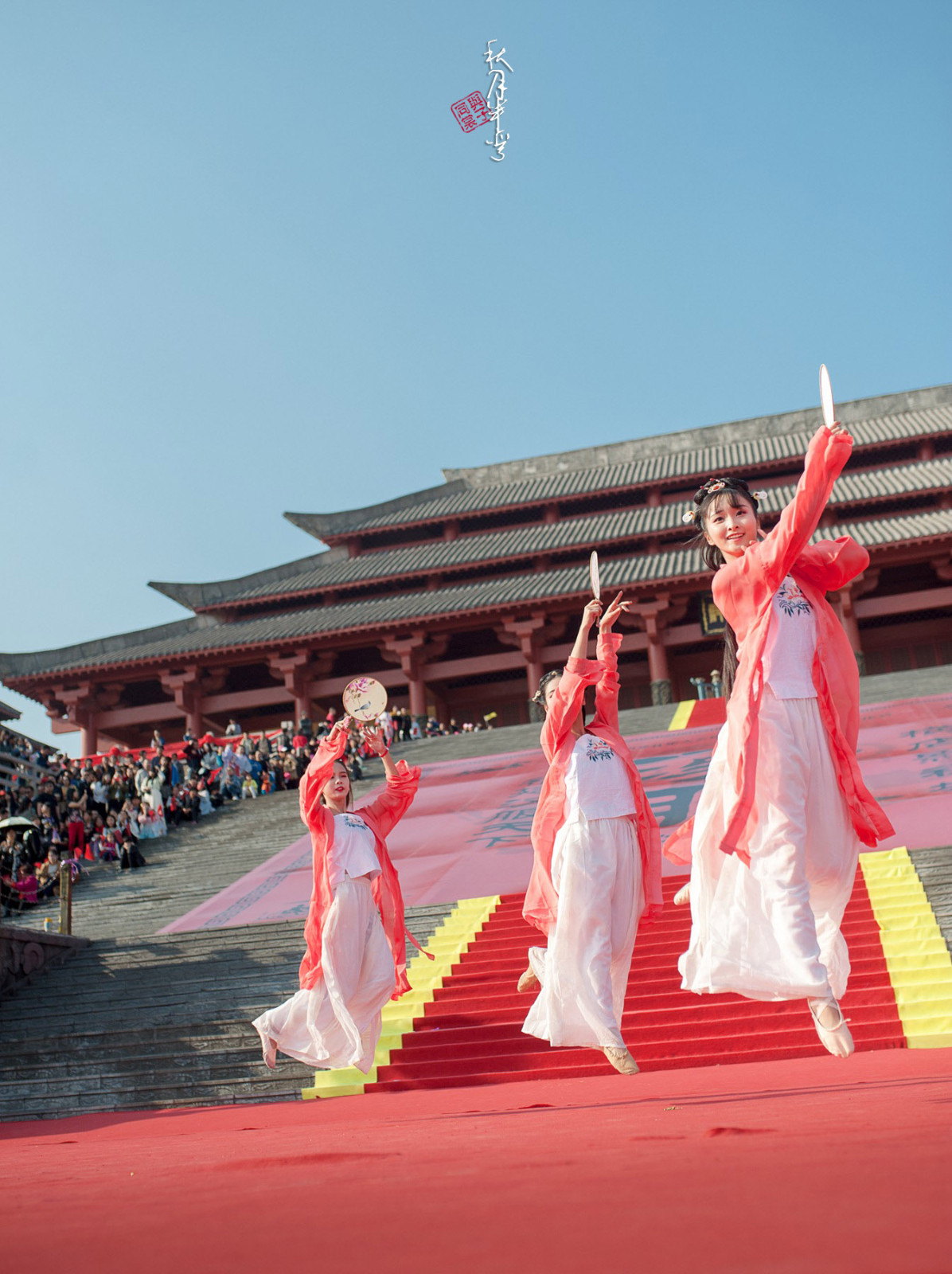 图右边的孩子哈哈,一系列的动作儿童汉服走秀淘气可爱的孩子~好,上辑