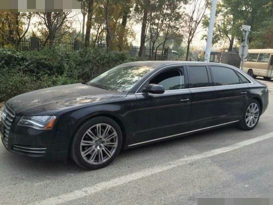 价值八百万的奥迪a8l加长版停路边,路人看到车内替车主脸红