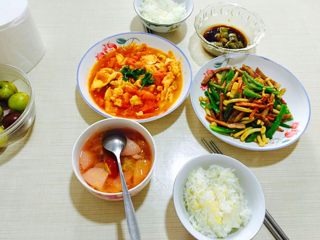 蒜苔炒黄磨,这是老婆的拿手好菜,大都是晚餐的时候老婆会做这道菜.