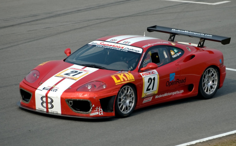 赛车运动赛车运动分为两大类,场地赛车和非场地赛车.