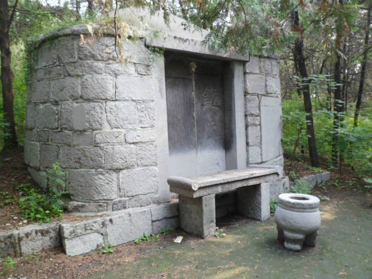 康熙为一和尚墓刻了十个字,300年来无人敢盗,盗墓贼绕着走