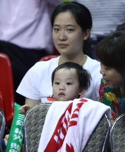 34岁朱芳雨退役后现状!两度拒nba邀请,今与第二任娇妻再生一个