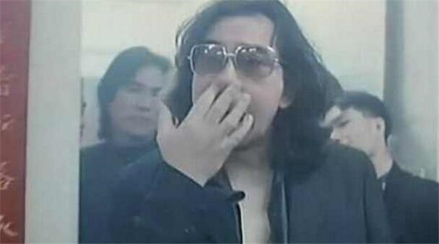 他便是黄秋生,61年9月2日出生于香港,实力派演员,中英混血儿,歌手.