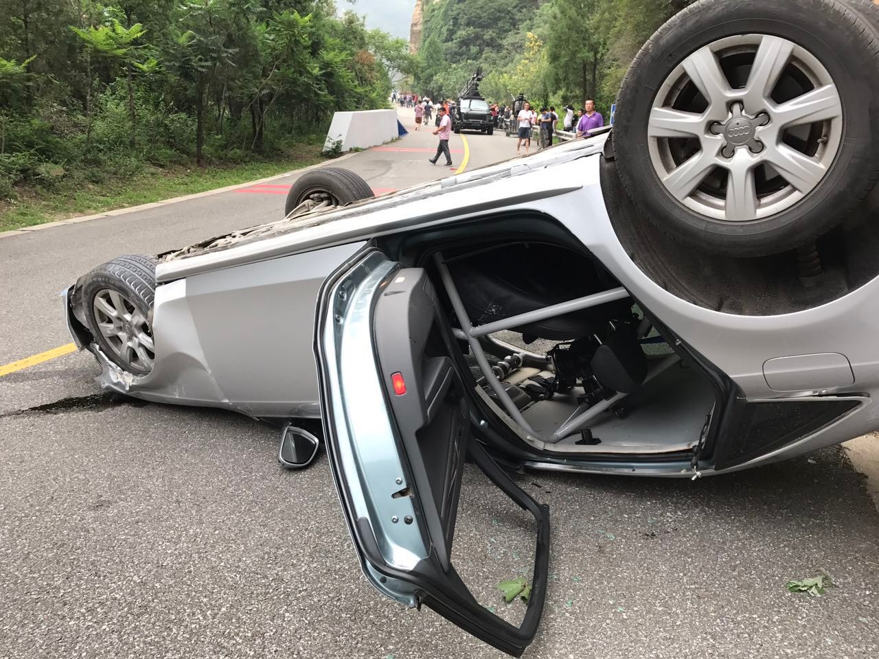 有钱任性不要五毛特技!剧组用奥迪直接玩翻车